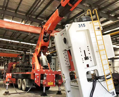 灵寿县附近随车吊出租，轻松解决运输难题