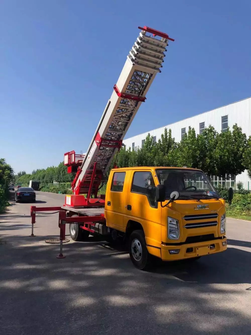 灵寿县附近的云梯车出租服务：轻松解决高空作业需求